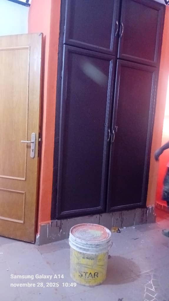  3 Chambres Salon, (03) douches dans chaque chambre